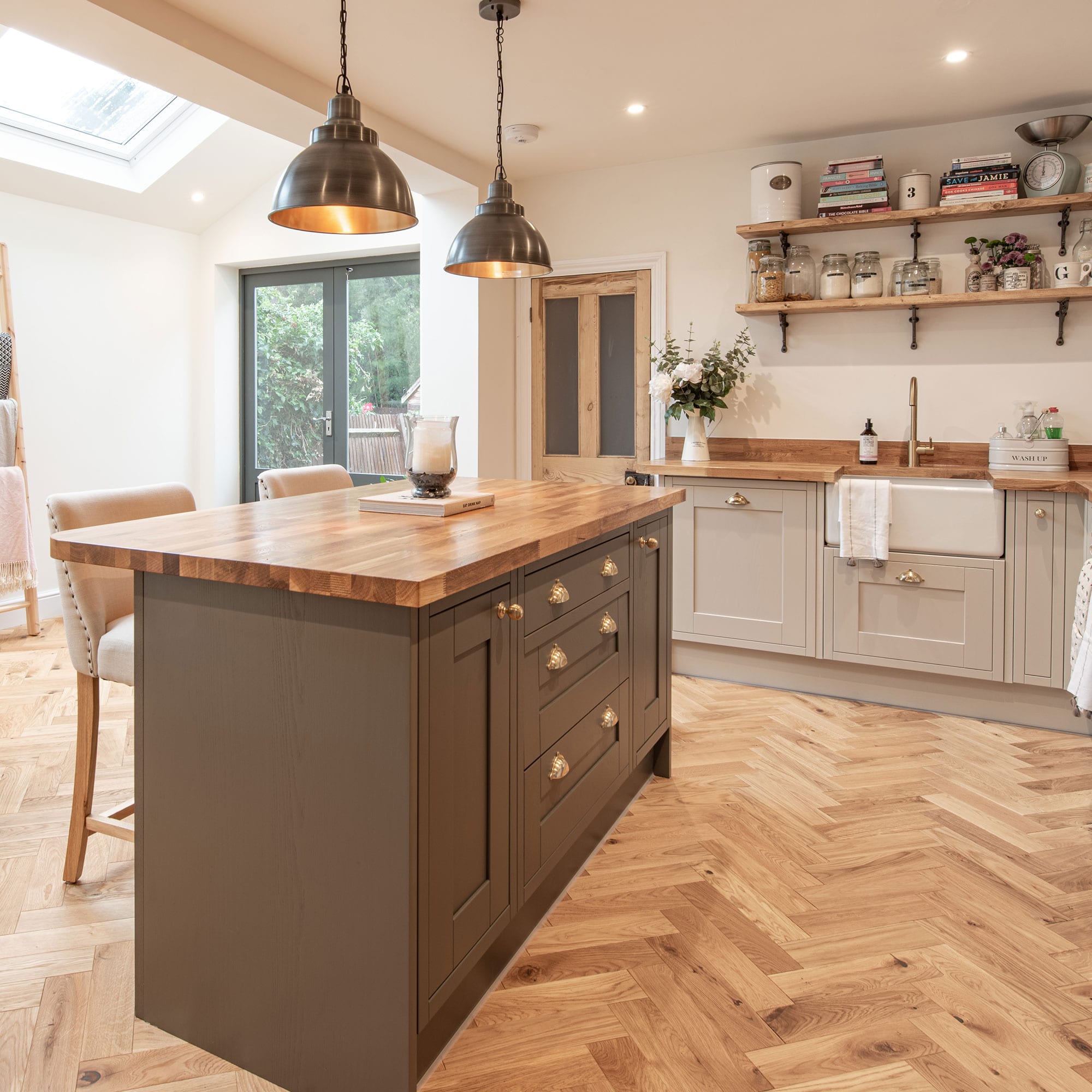 V4 ZB109 Brushed and Lacquered Oak Engineered Parquet